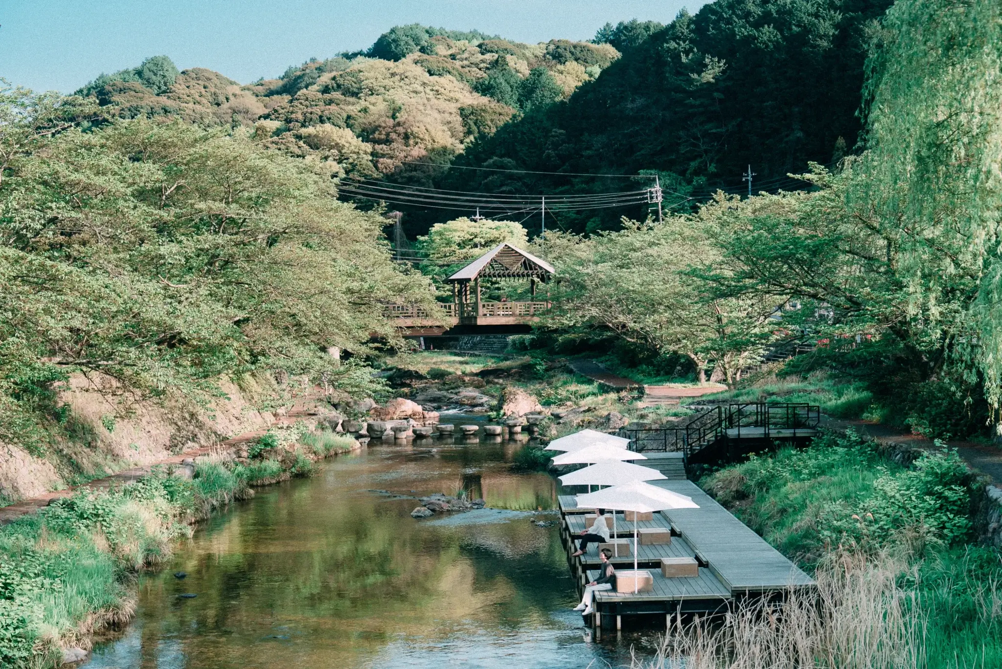 飛び石や川床も楽しい川沿いの風景