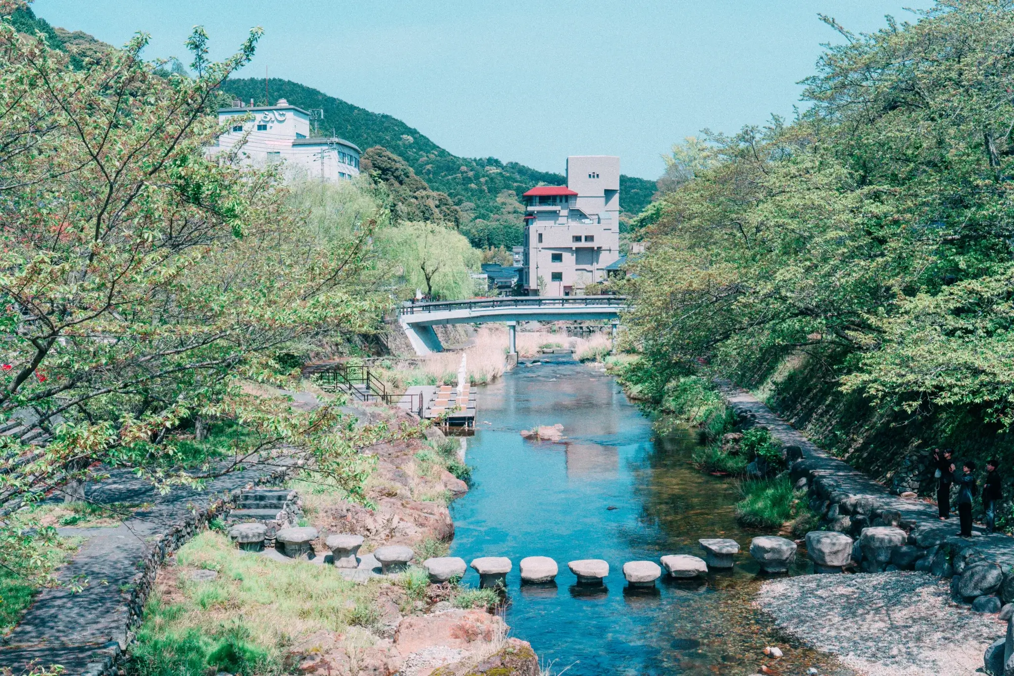 桜や柳に囲まれた美しい山あい