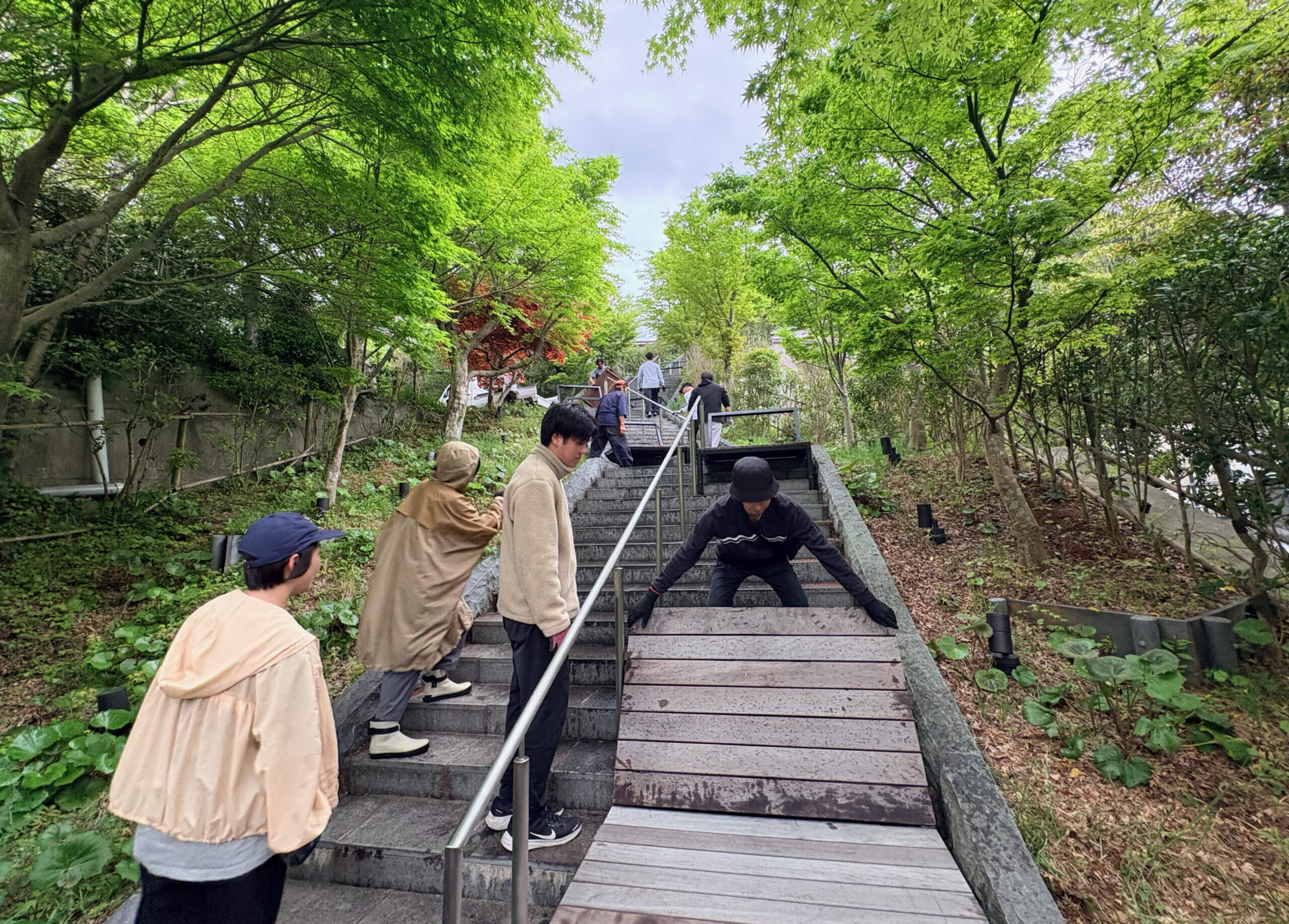 260420新緑ベンチの設置12 scaled