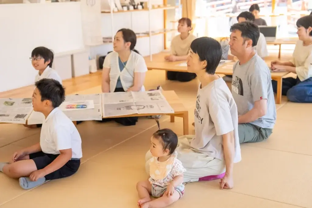 260611 oyakoyudo 29 w1440 畳に座って講師の話を聞く親子と小さな子ども