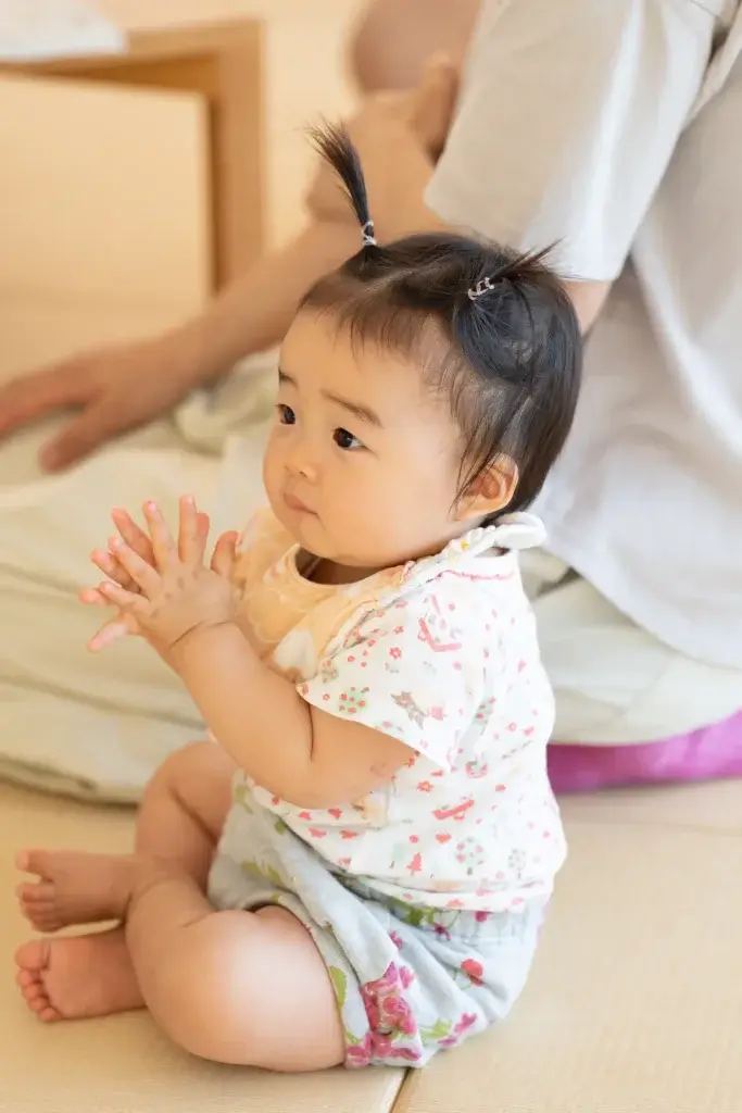 260611 oyakoyudo 5 w1440 畳の上で手を合わせて座る小さな子ども