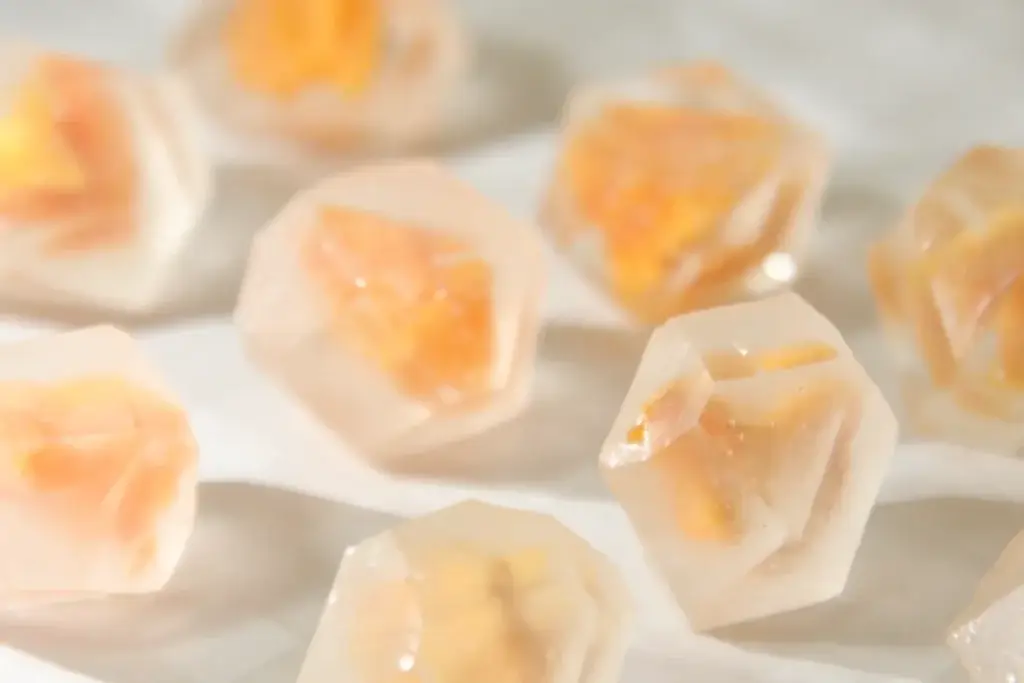 sae wagashi4 1024x683 1 橙色の実を閉じ込めた、透きとおる和菓子が並ぶ