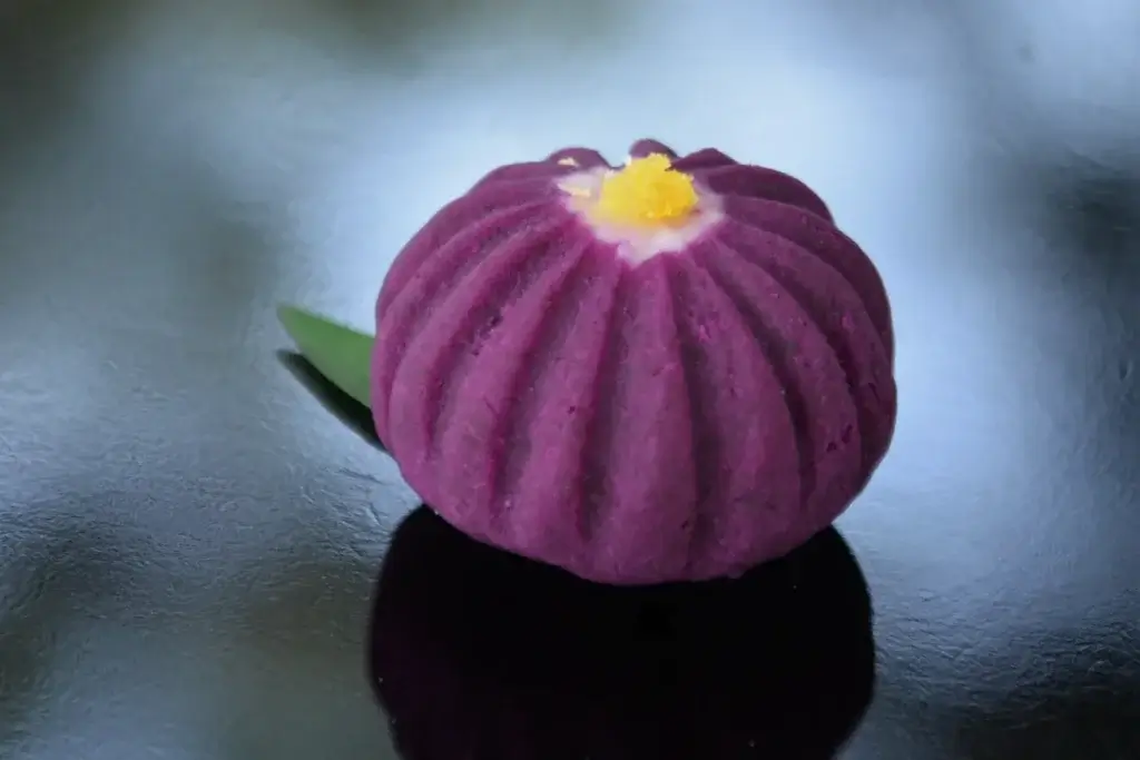 菊をかたどった紫色の練り切り