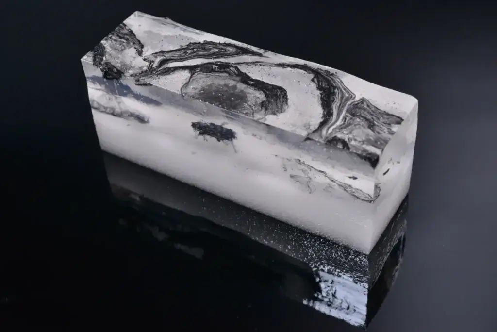 sae wagashi6 1024x684 1 白と黒が流れる墨流し模様の棹菓子