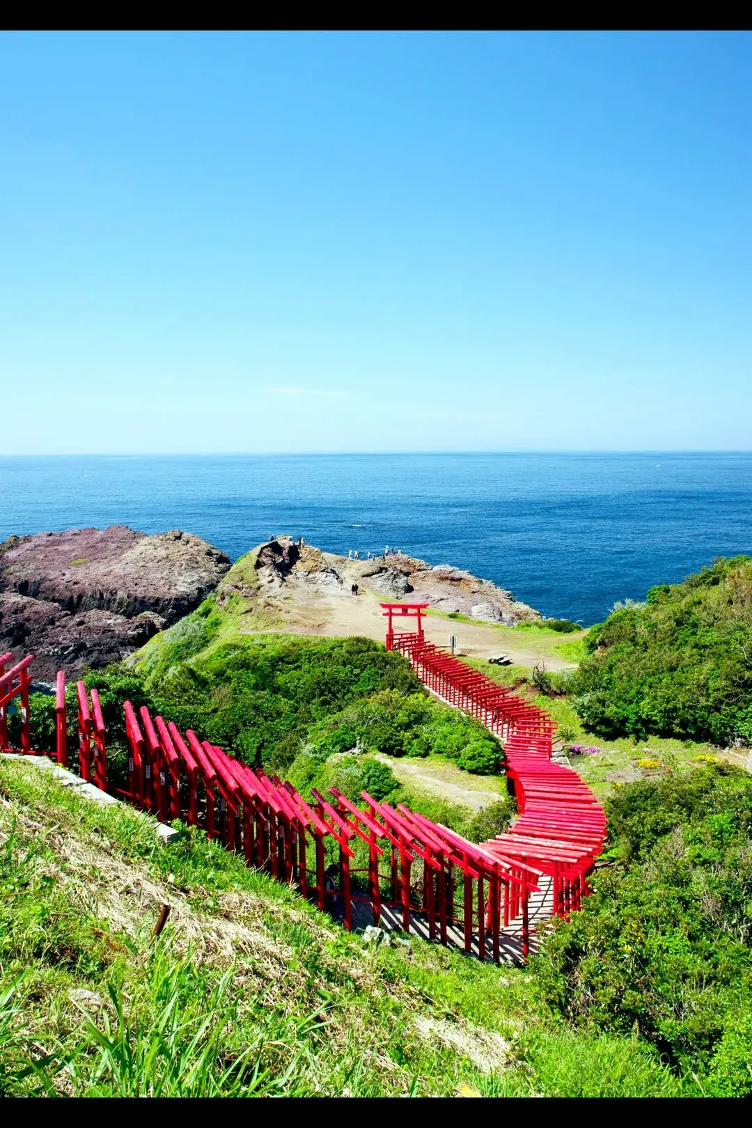 海へ向かって連なる元乃隅神社の赤い鳥居