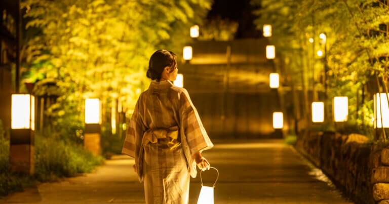 hitoritabi ogp 夜の竹林の小径を、灯りを手に浴衣で歩く女性の後ろ姿