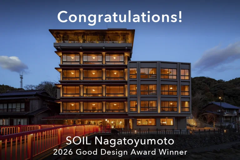261020soil gda ec Congratulations! SOIL Nagatoyumoto 2026 Good Design Award Winner の文字と、夕暮れに客室の灯りがともるSOIL Nagatoyumotoの外観と音信川の朱色の橋
