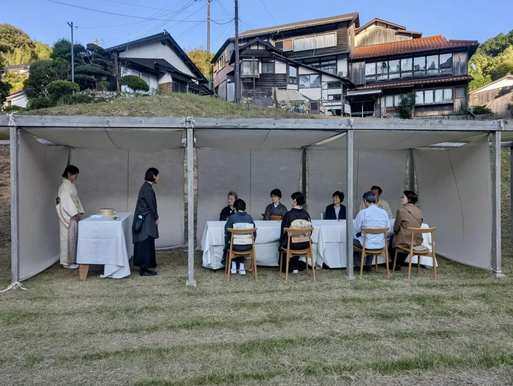 261022utsuwa chakai scene 恩湯広場の幕の下でひらかれた「うつわの秋」喫茶会の席