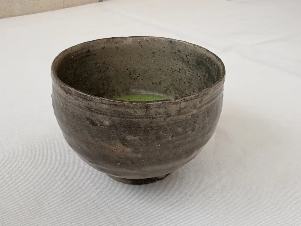 261022utsuwa chawan matcha お抹茶が入った深川萩の茶碗