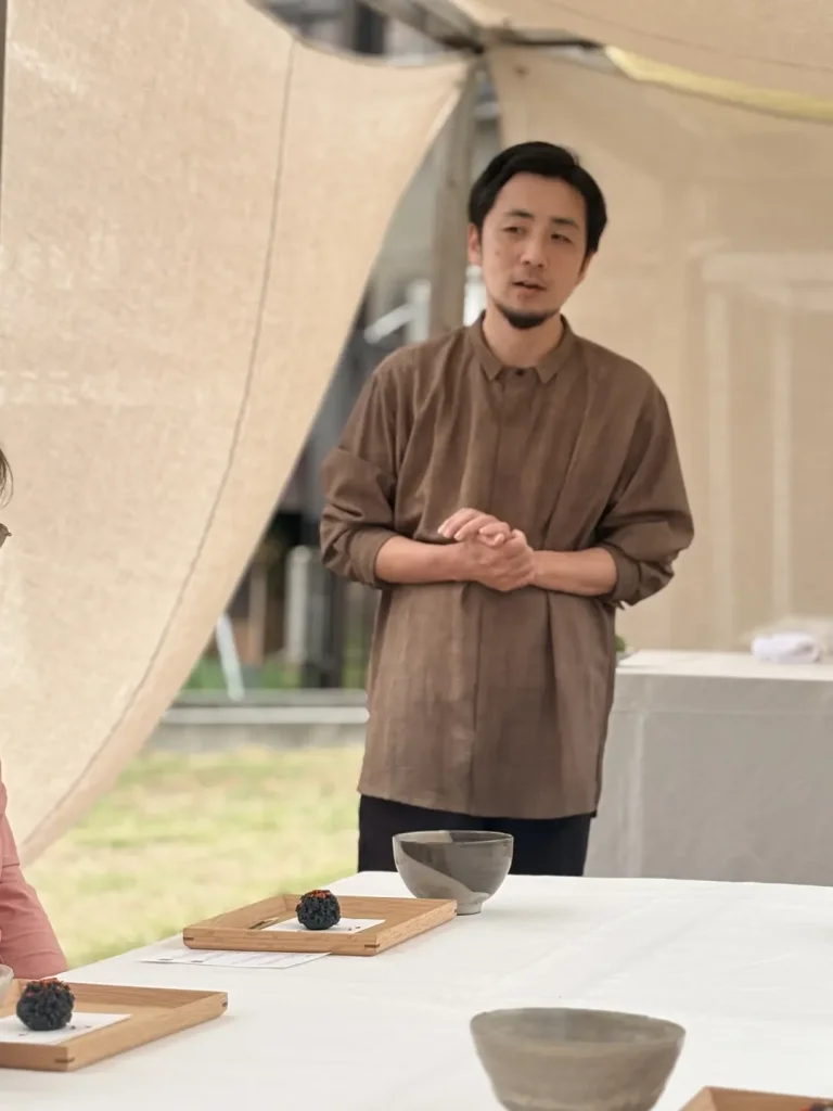 261022utsuwa sakka talk 喫茶会で参加者に話をする十六代坂倉新兵衛先生
