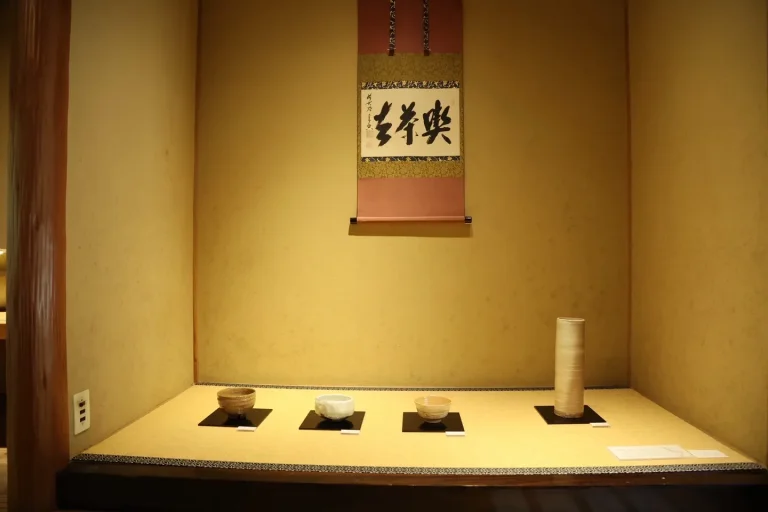 261022utsuwa tokonoma 「喫茶去」の掛け軸の下に並ぶ深川萩の茶碗3碗と筒形の器