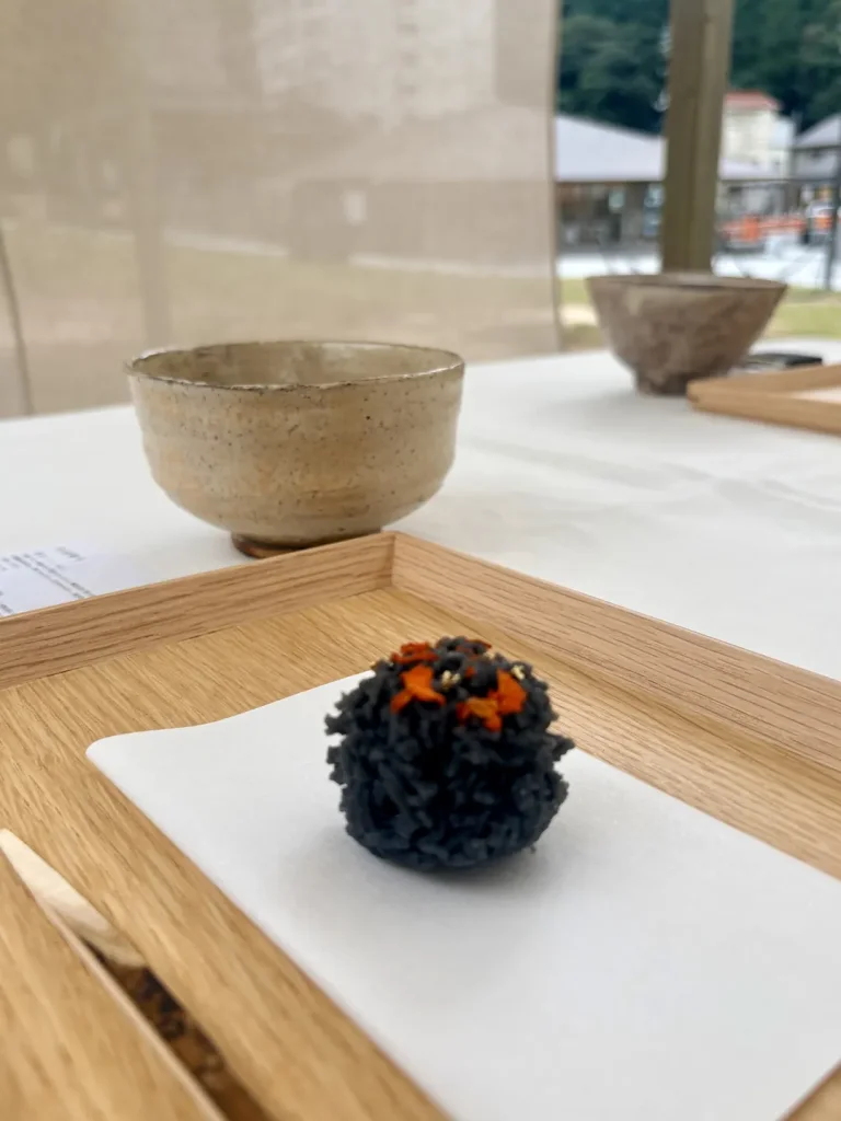 261022utsuwa wagashi bon 木の盆にのせた、黒いそぼろに橙色の花びらを散らした和菓子と、奥に並ぶ深川萩の茶碗