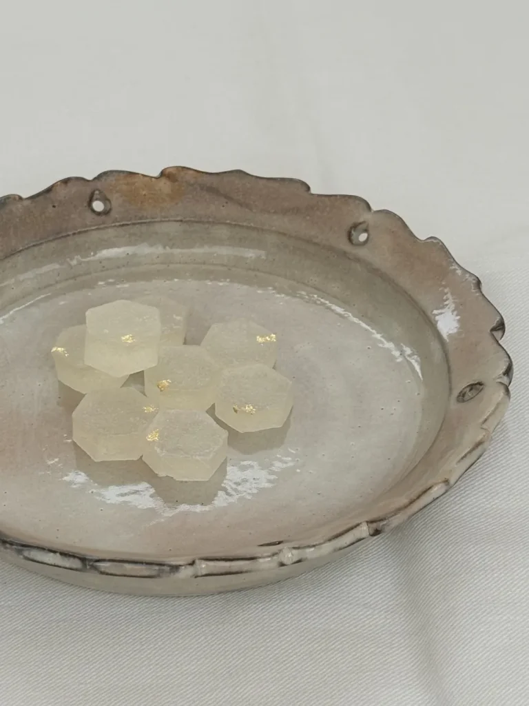 261022utsuwa wagashi rokkaku 金箔をのせた六角形の和菓子を盛った輪花の器