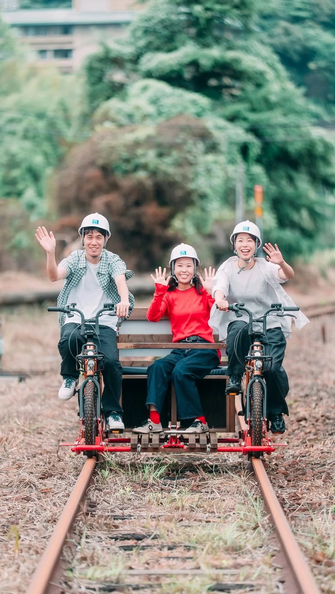 railrun reel cover w1080 3 Rail Run! レールサイクルに乗って手を振る3人(Instagramのリールより)