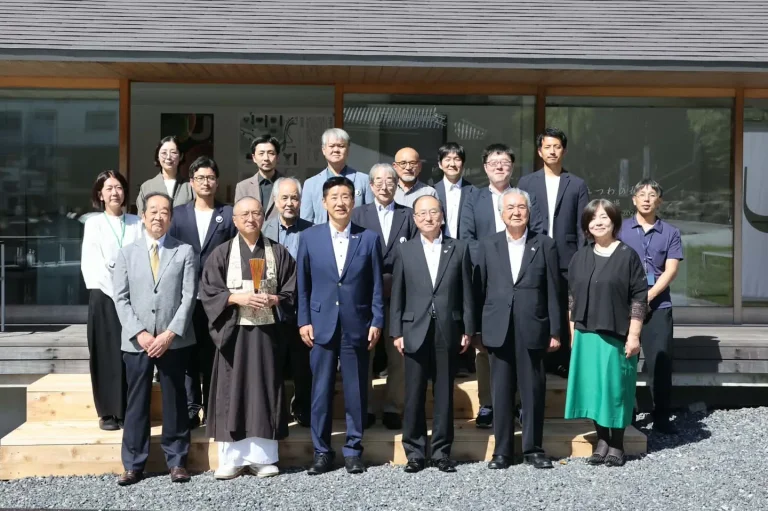 utsuwanoaki2026 started 11 w1440 秋晴れのもと、まちの番台の前で記念撮影する、うつわの秋2026 オープニングセレモニーの出席者